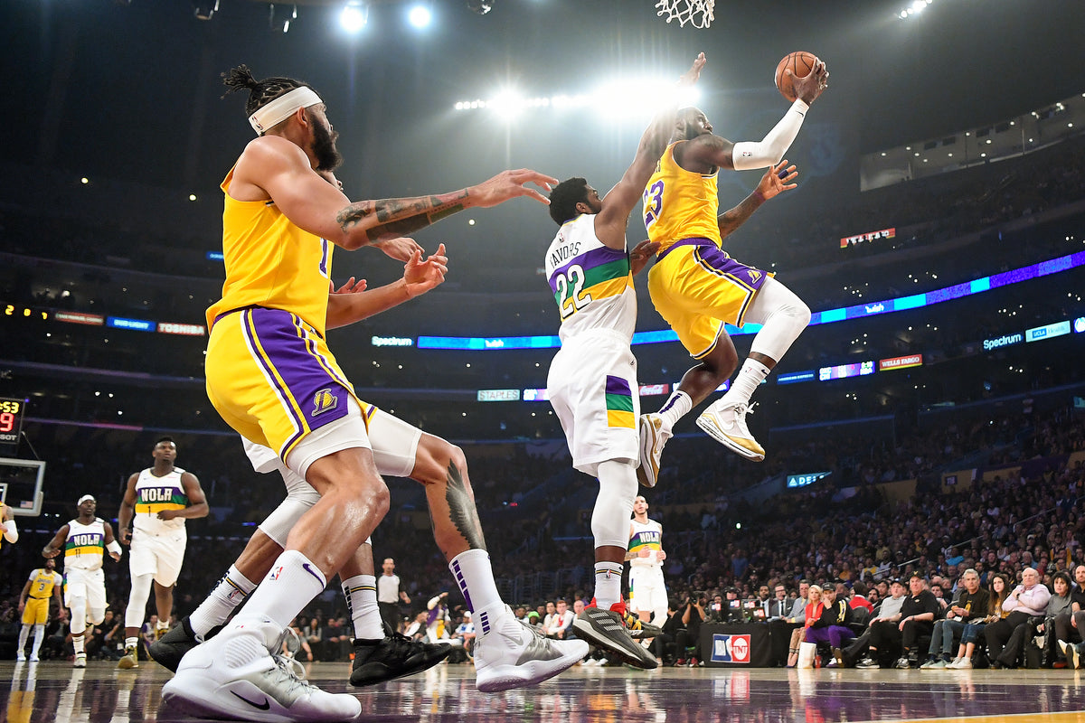 Derrick Favors of the New Orleans Pelicans doesn’t have a chance to stop LeBron James when the Laker is that high in the air on his way to the basket. Wally Skalij / Los Angeles Times