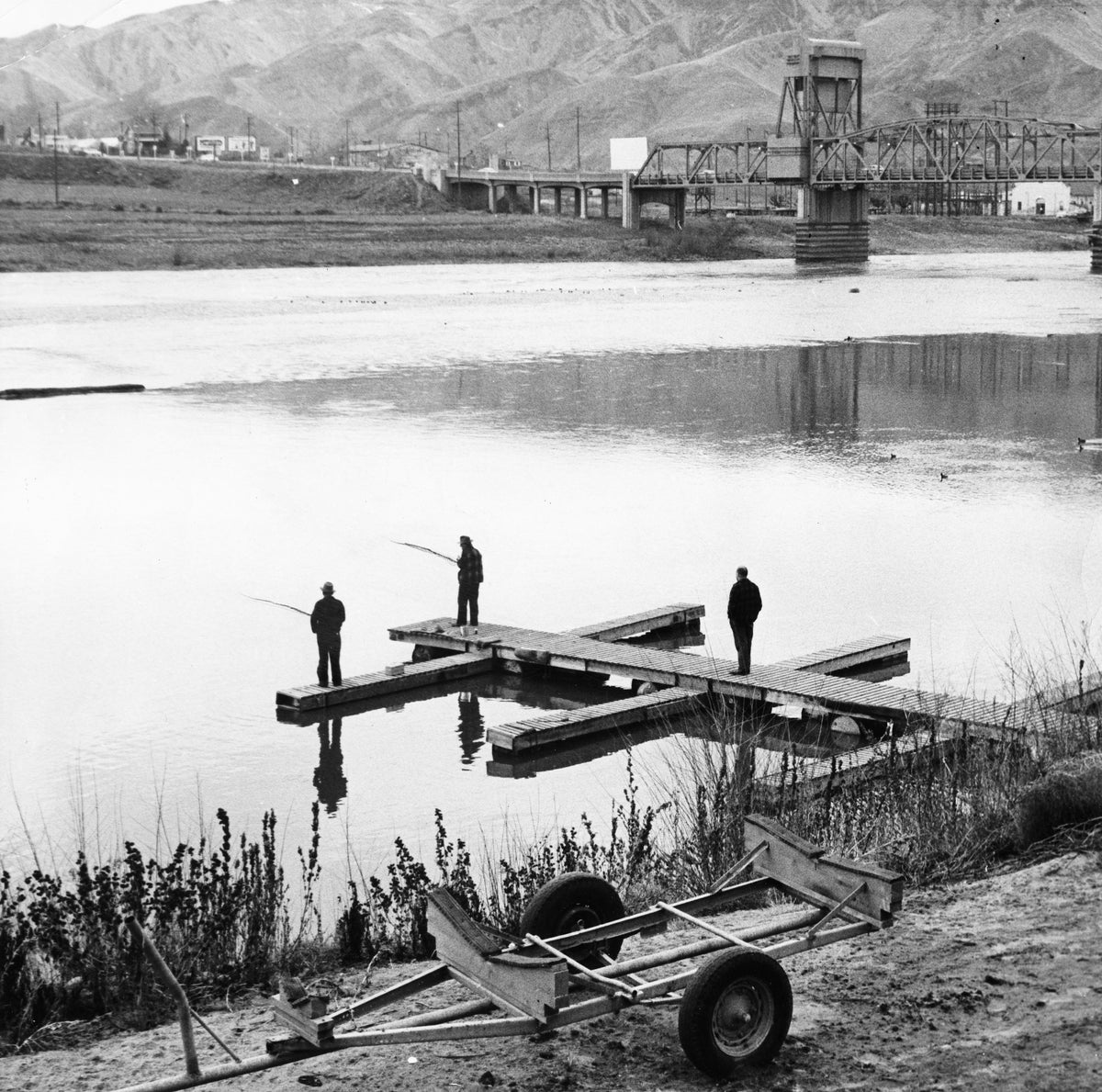 Fishing below Interstate Bridge, February 25, 1957. Courtesy Lewiston Morning Tribune