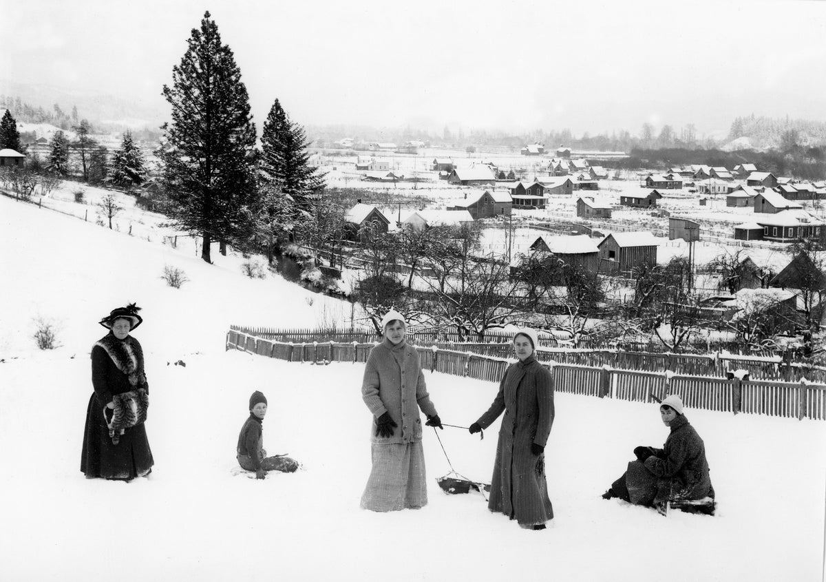 People enjoying the snow near the Woolen Mill in Brownsville, circa 1915. Eva Love and Mable Lacey can be seen pulling a sled. Courtesy Linn County Historical Museum