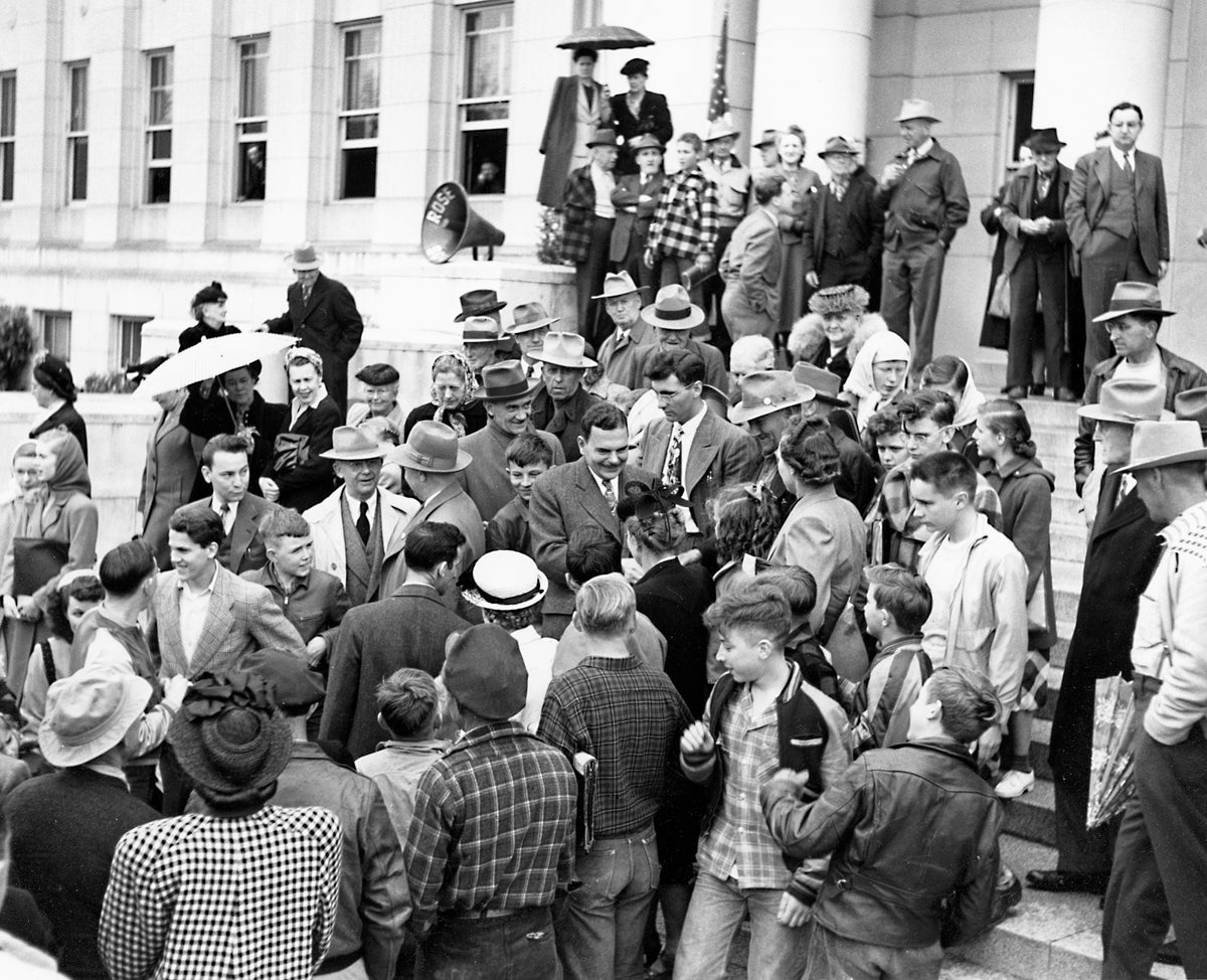Republican presidential nominee Thomas E. Dewey surrounded by supporters on the steps of Linn County Courthouse, 1948. Courtesy Albany Regional Museum