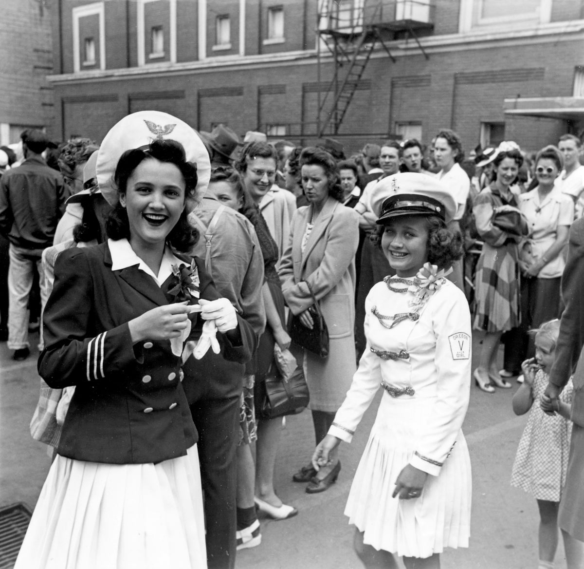 Miss Oregon and Jane Powell at a bond drive on First Avenue and Broadalbin Street in Albany, circa 1942. Courtesy Albany Regional Museum