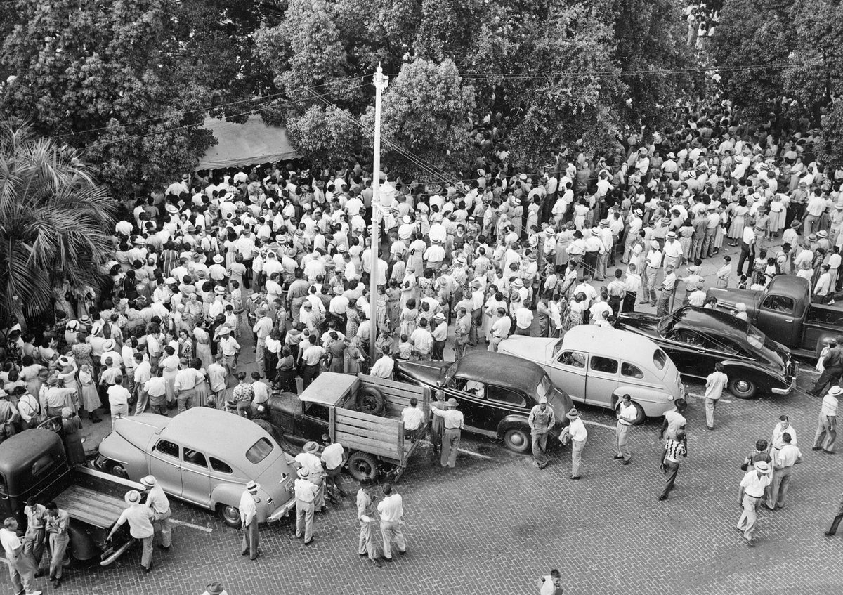 Crowds gather for a drawing at the Courhouse, 1940s. Lowndes County Historical Society and Museum
