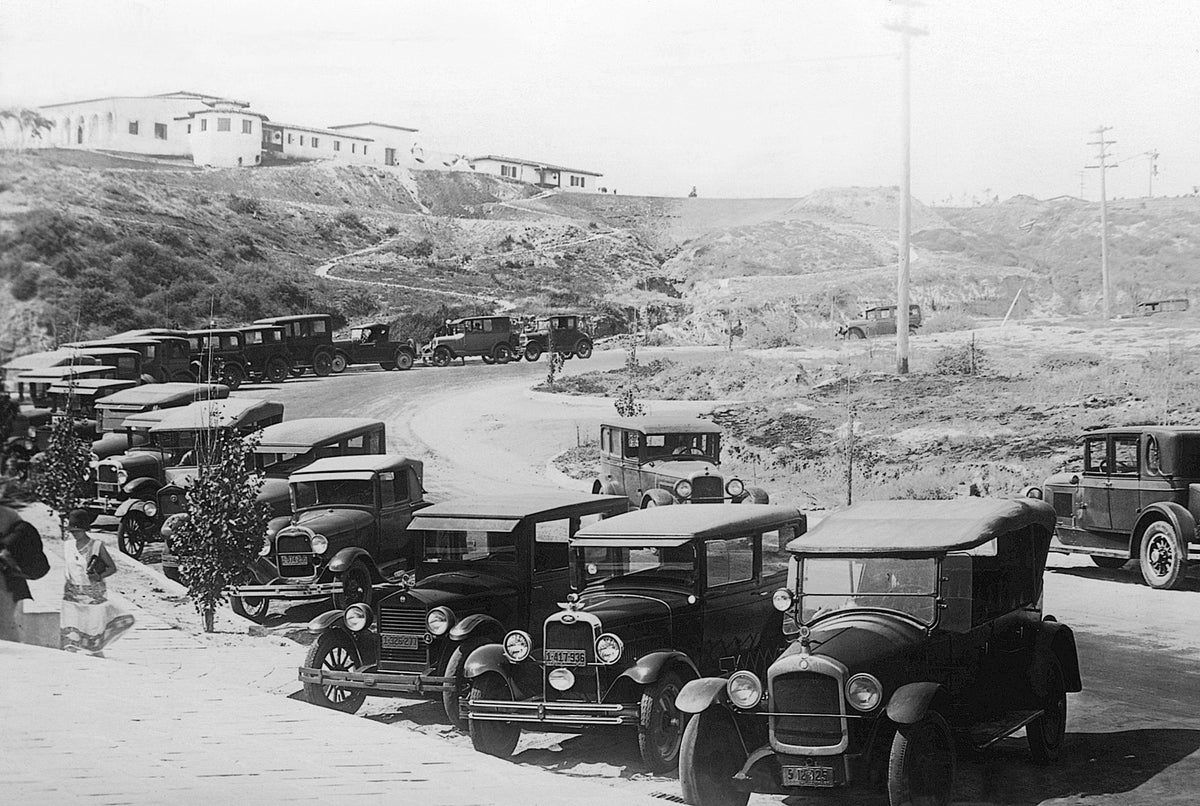 Cars along Avenida Victoria in the Pier Bowl, San Clemente, circa 1932. City founder Ole Hanson’s home, Casa Romantica, overlooks the road. Courtesy San Clemente Historical Society