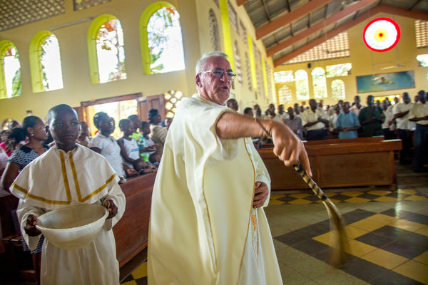 The Rev. Albert Buijs, Dutch-born pastor of St. Francis Xavier, sprinkles the congregation with holy water. For The Philadelphia Inquirer / Georgina Goodwin