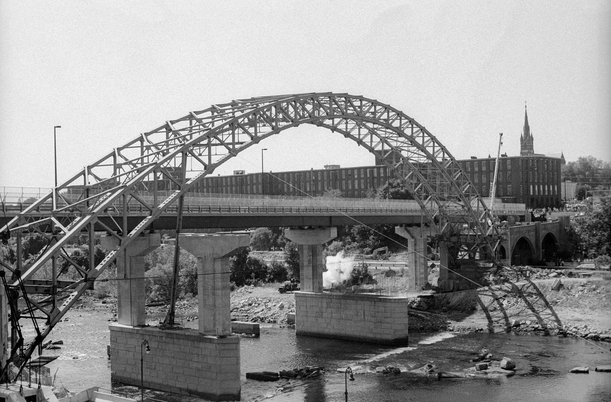 Notre Dame Bridge coming down, September 6, 1989. Photos by George Naum. Courtesy Union Leader Archives