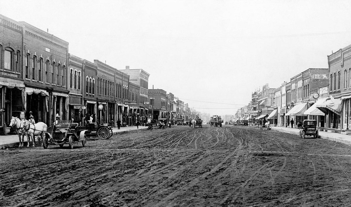 Looking south on Central Avenue from First Street, circa 1914. Courtesy Neil Jirschele