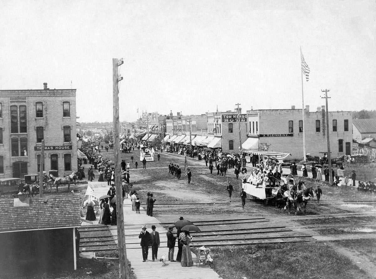 Looking south at Marshfield’s Fourth of July parade, circa 1900. Courtesy North Wood County Historical Society / #D100.16-2