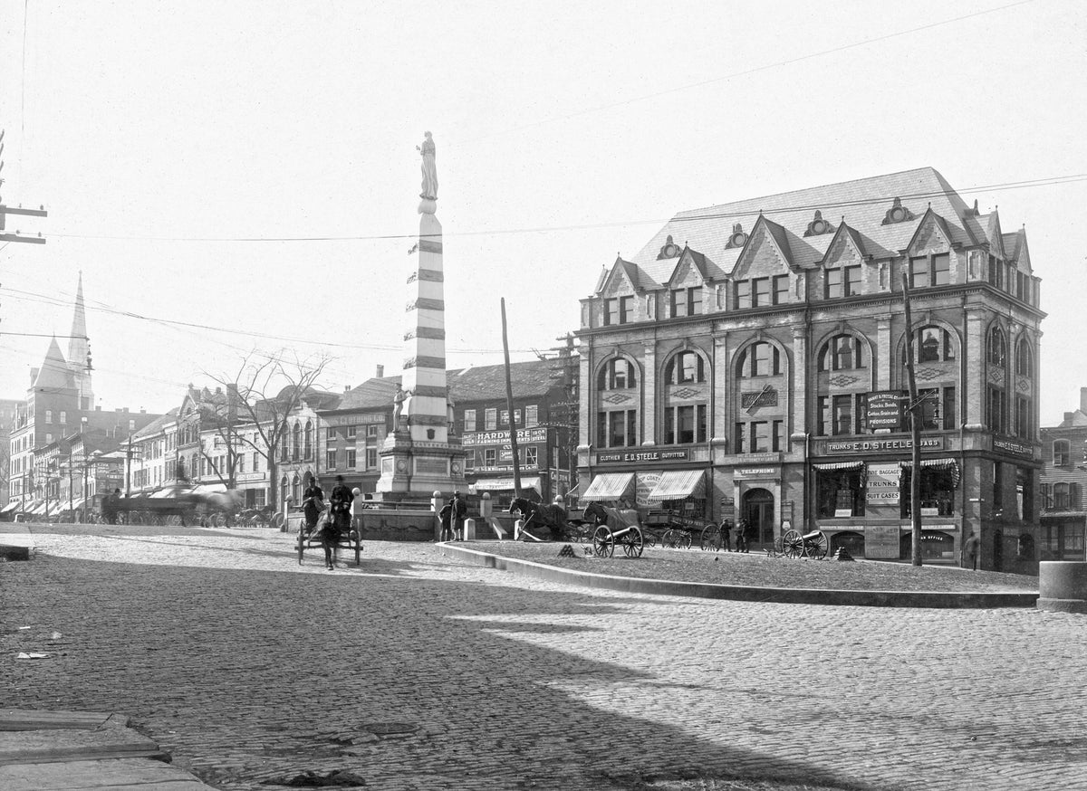 Looking Back: New London County: Vol. I - The 1860s - 1930s