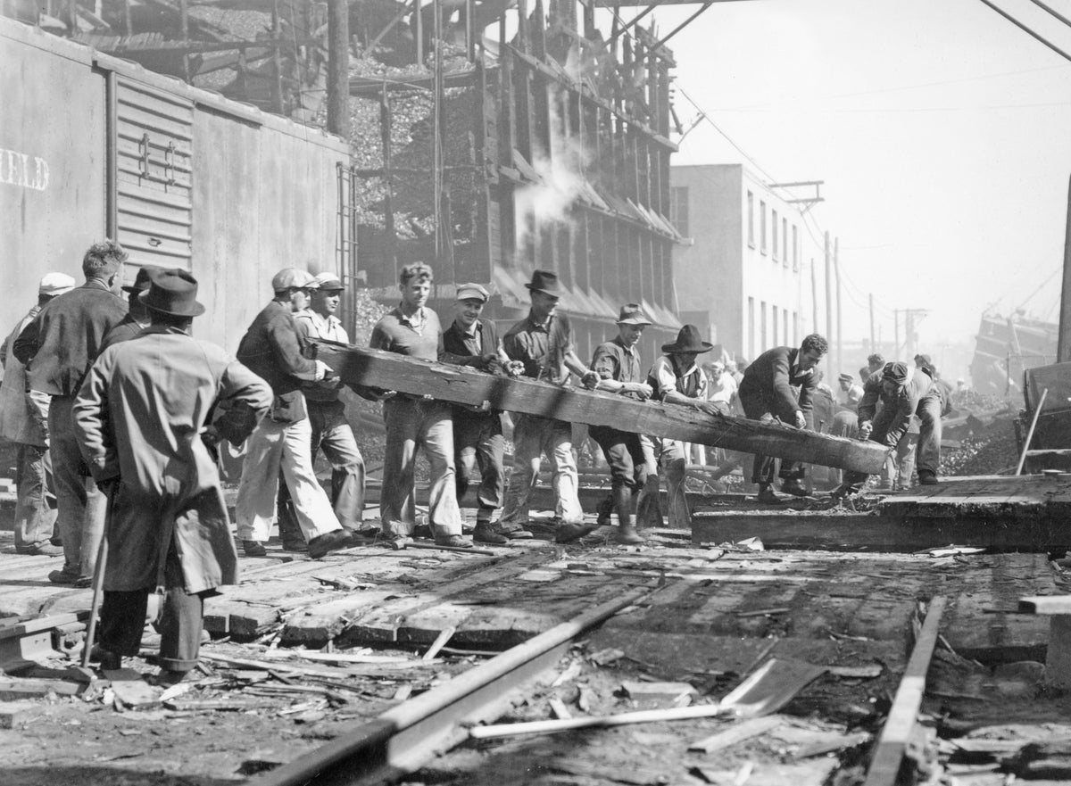 Looking Back: New London County: Vol. I - The 1860s - 1930s