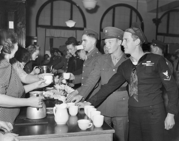 Soldiers receiving coffee, circa 1942. Courtesy Lincoln County Historical Museum