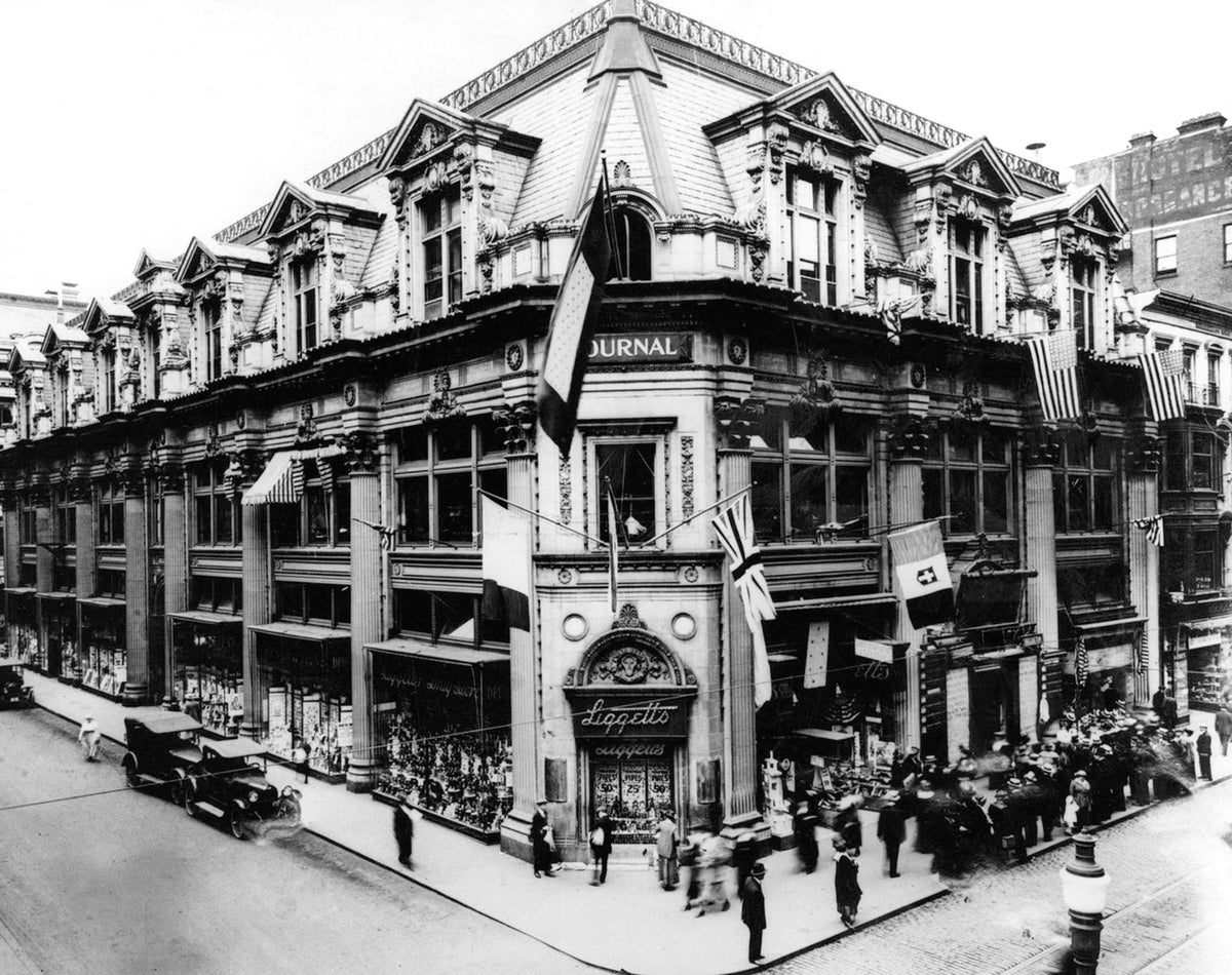 News from World War I draws crowds to the Journal Building at Westminster and Eddy Streets to read the latest dispatches posted on the building. The Journal occupied the building from 1906 to 1934. Courtesy The Providence Journal collection