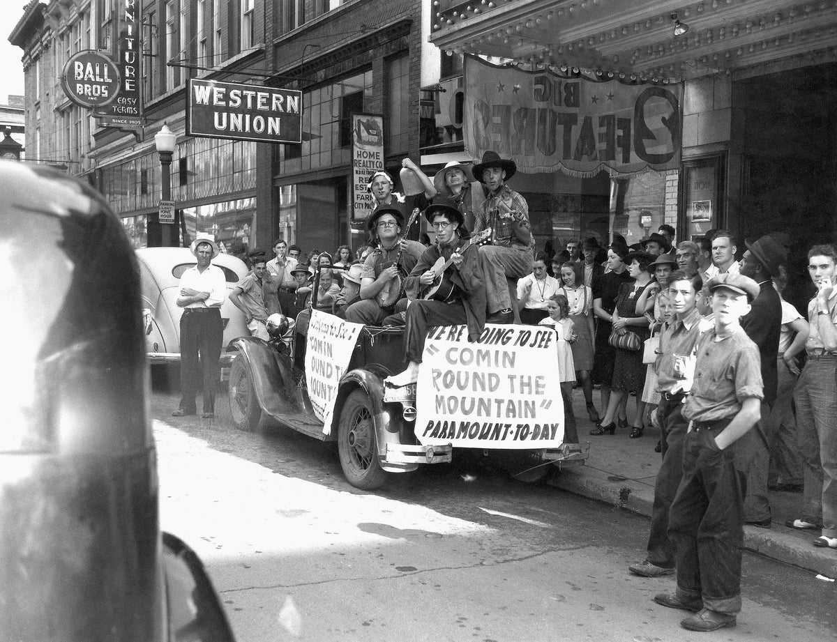 Residents dressed up to see "Comin' Round The Mountain," a Western film starring Gene Autry, Ann Rutherford, and Smiley Burnette, at the Paramount Theater on State Street, Bristol, TN, 1936. Courtesy Bristol Historical Association
