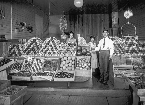 Produce stand at 209 Sixth Street, circa 1919. Courtesy Oregon Historical Society / #OrHi 29143a