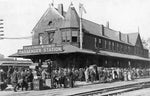 University of Wisconsin students at the Chicago and Northwestern Railroad station at 219 South Blair Street at East Wilson Street, May 19, 1910. Courtesy Dennis Bork