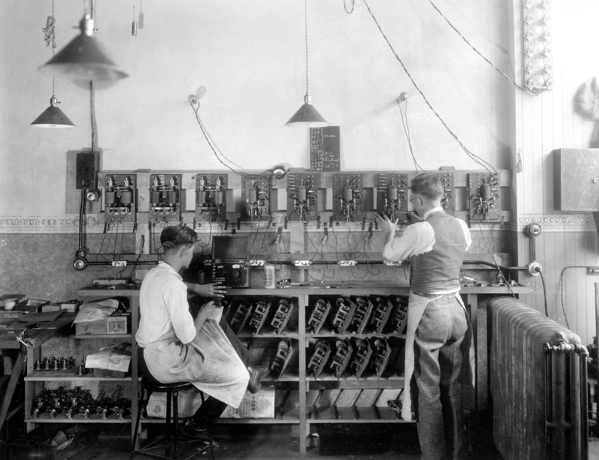 Assembling fire alarms at Harrington-Seaberg Corporation at the corner of 19th Street and River Drive, Moline, 1928. Courtesy George Seaberg