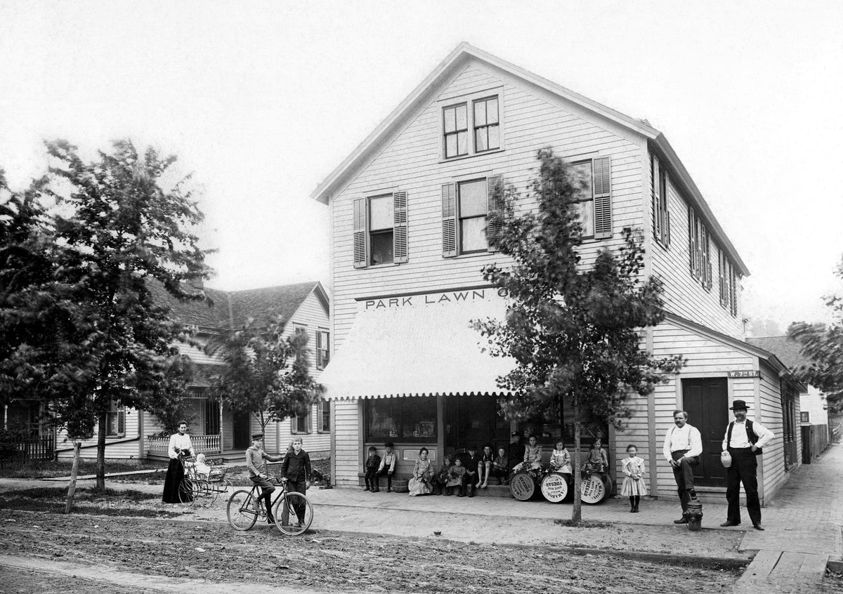 Park Lawn Grocery run by Herman Fleming (second from right), 1602 West 7th Street, Davenport, 1903. On far left is Amanda Fleming. Courtesy John W. Roche Family