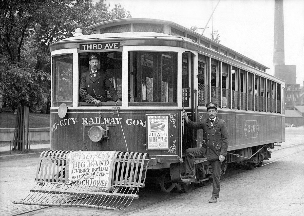 Tri-City Railway Company streetcar, Moline, circa 1910. Moline’s first electric streetcars to ascend the hills were some of the earliest in the nation to negotiate such steep inclines. Courtesy Rock Island County Historical Society