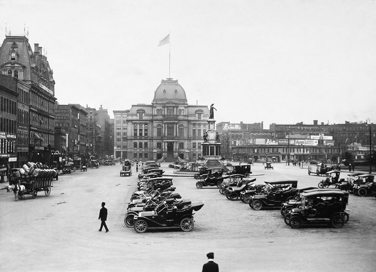 Soldiers and Sailors Monument in Providence’s Exchange Place, circa 1919. The monument honored the military personnel and their sacrifices made during the Civil War. Courtesy The Providence Journal