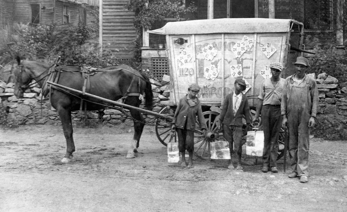 Workers for Roanoke Ice Company, circa 1915. They started operations in 1913 after taking over the Consumers Ice Co. and the Griggs Packing Co. COURTESY ROBERT STAUFFER