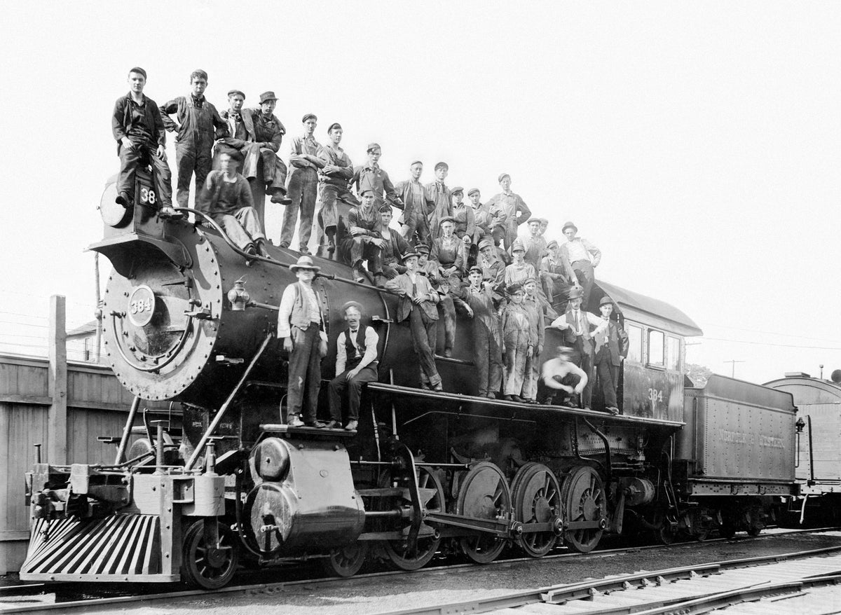 Virginia Railway engine No. 384, early 1900s. COURTESY THE ROANOKE TIMES