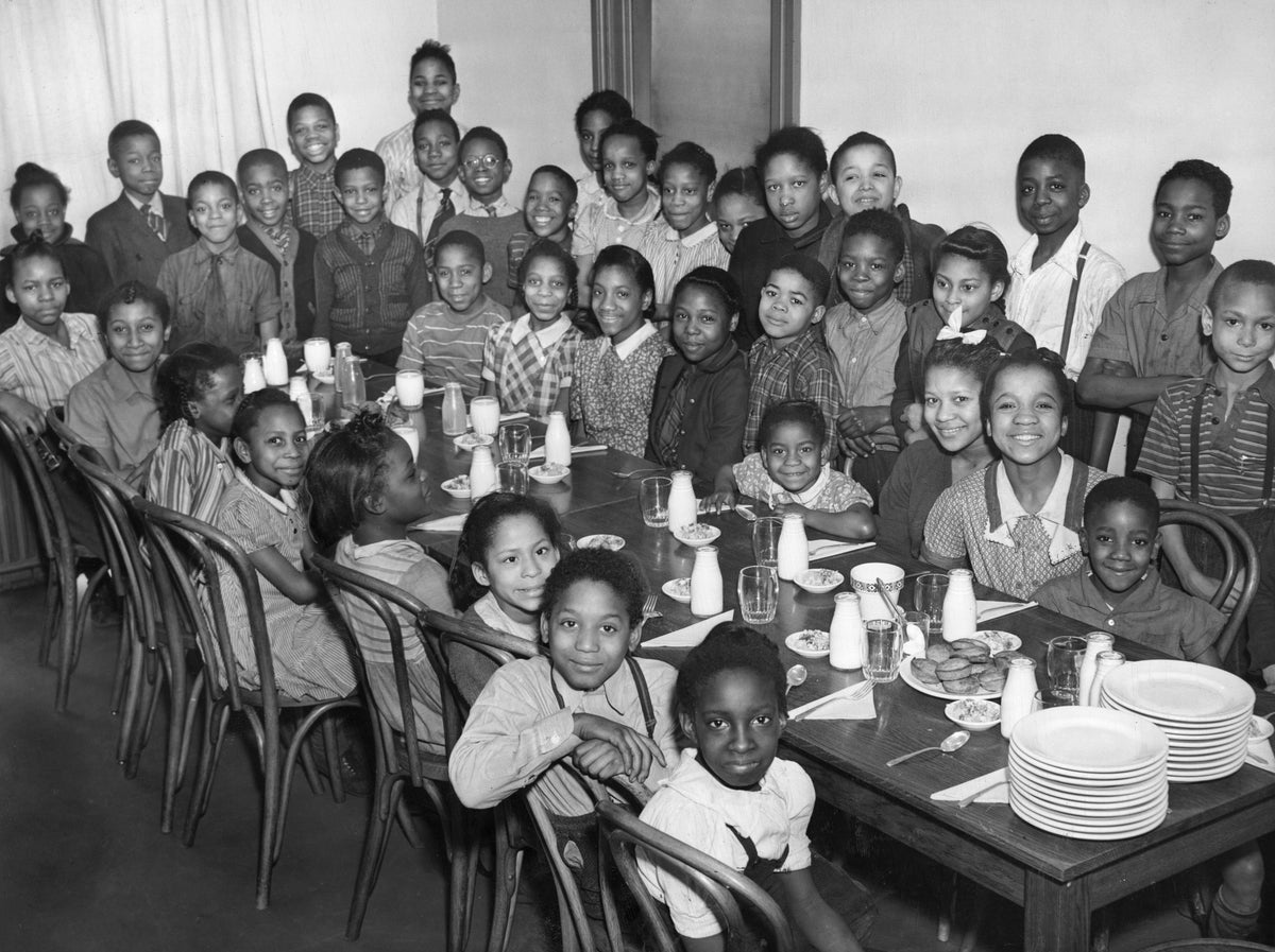 Alvin Malcom (left) and Preston Harris at the Playhouse Settlement, which later became Karamu House, February 1937. Courtesy Cleveland Public Library/Photograph Collection/#SCL015820