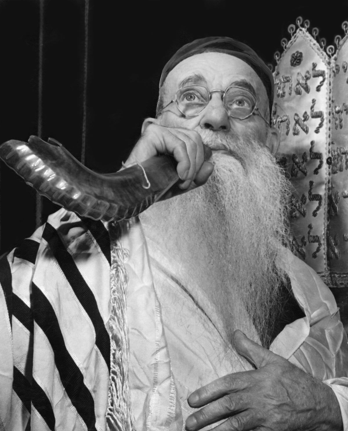 Jacob Kaufman blowing the shofar at the Jewish Orthodox Home for the Aged, 736 Lakeview Road, September 1950. Courtesy Cleveland Public Library Photograph Collection/#SCL014083