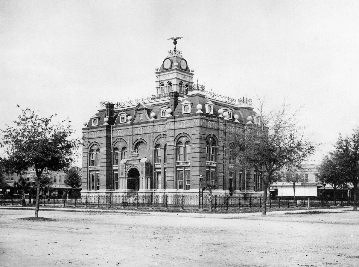 The second Alachua County Courthouse, circa 1900. Built in 1885, it was later torn down in 1960. Courtesy Florida Historical Society  