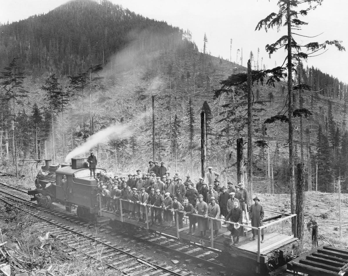 An excursion of the Hood River Chamber of Commerce, visiting the lumber mill and logging railroad at Dee, circa 1925. Courtesy History Museum of Hood River County