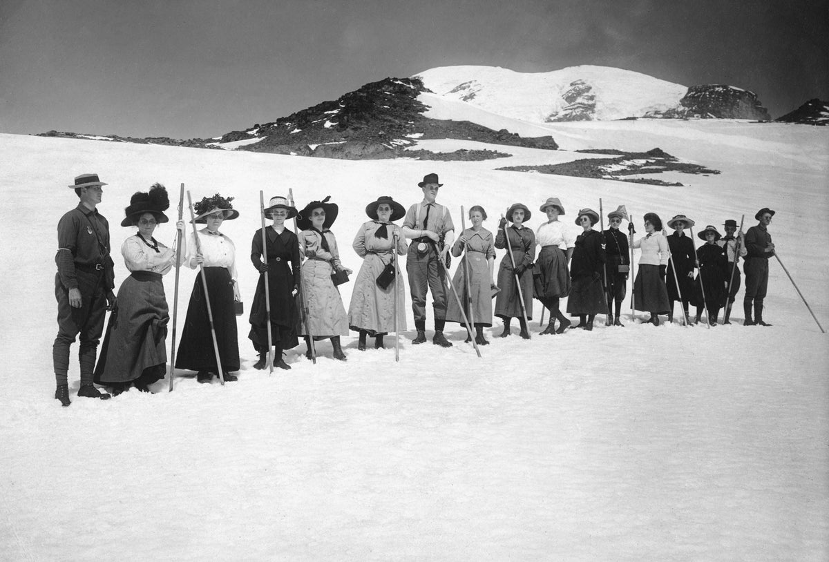 Early climbing party, early 1900s. Courtesy History Museum of Hood River County