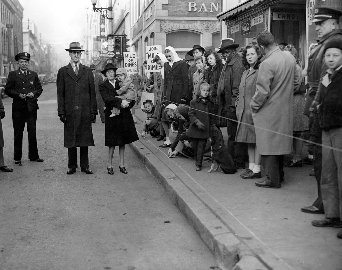 Staunton Mayor Grubert with crowd at Mile of Dimes event on Beverley Street, 1944. This was a predecessor event to the March of Dimes. Courtesy Augusta County Historical Society