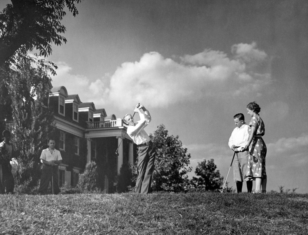 Golfers at the Ingleside Hotel, Augusta County, 1950s. Today it is in the city of Staunton. Courtesy Augusta County Historical Society