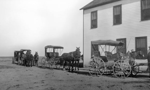 Horse-drawn carriages parked in front of the Farson Hotel in 1908. Wyoming State Archives