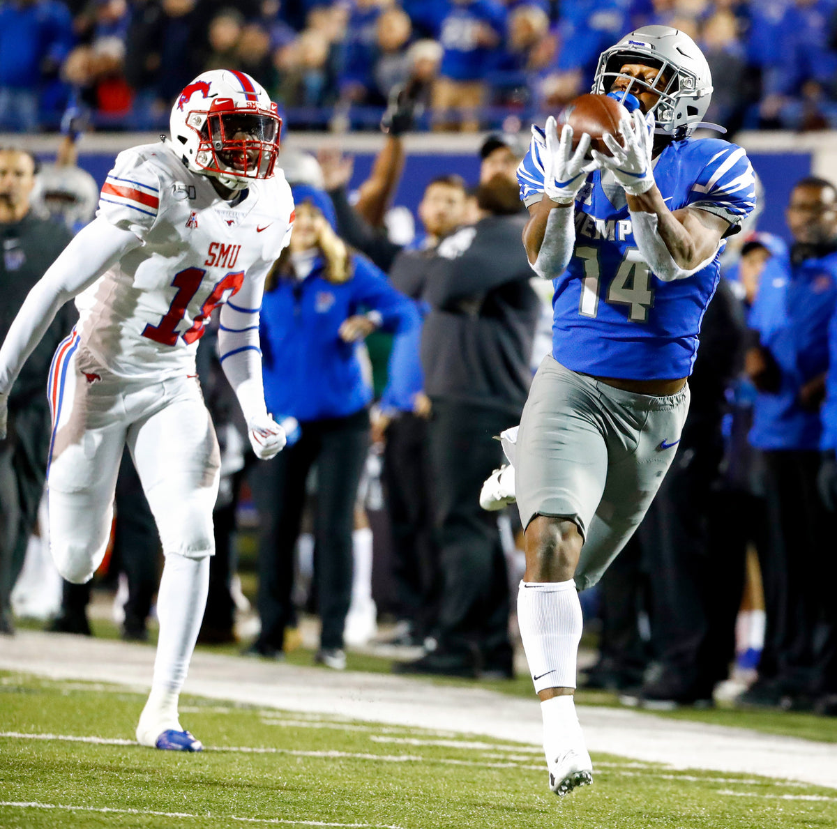 Memphis wide receiver Antonio Gibson catches a touchdown pass over against SMU’s Chace Cromartie. Courtesy Joe Rondone / The Commercial Appeal