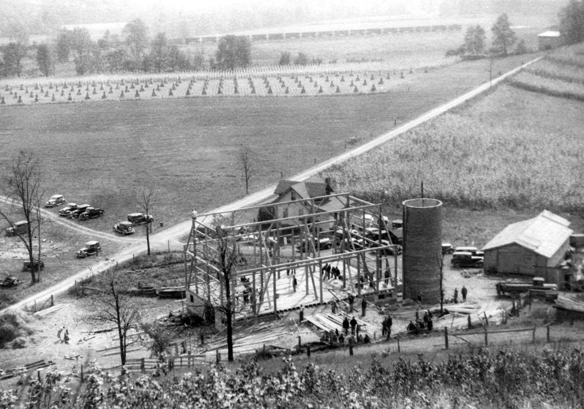 A barn raising for Woy Mizer in Uhrichsville, circa 1937. Courtesy Gladys Mizer