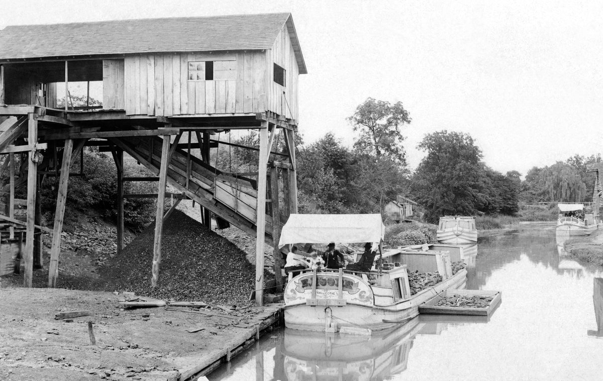 Coal boat loading coal on the Ohio Canal at Trenton (later Tuscarawas) from Minnich’s coal tipple in 1912. This stop on the canal was later destroyed during the flood of 1913. Courtesy Richard Donehue