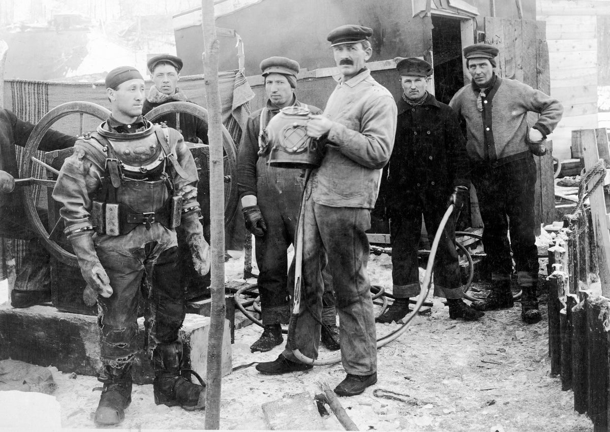 Hard hat diver Horace H. Thompson and his brother and diver’s tender William F. Thompson during construction of the Oliver Bridge, Duluth, 1910. The Oliver Bridge spans the St. Louis River between Duluth and the village of Oliver, Wisconsin. Courtesy Marie Norick