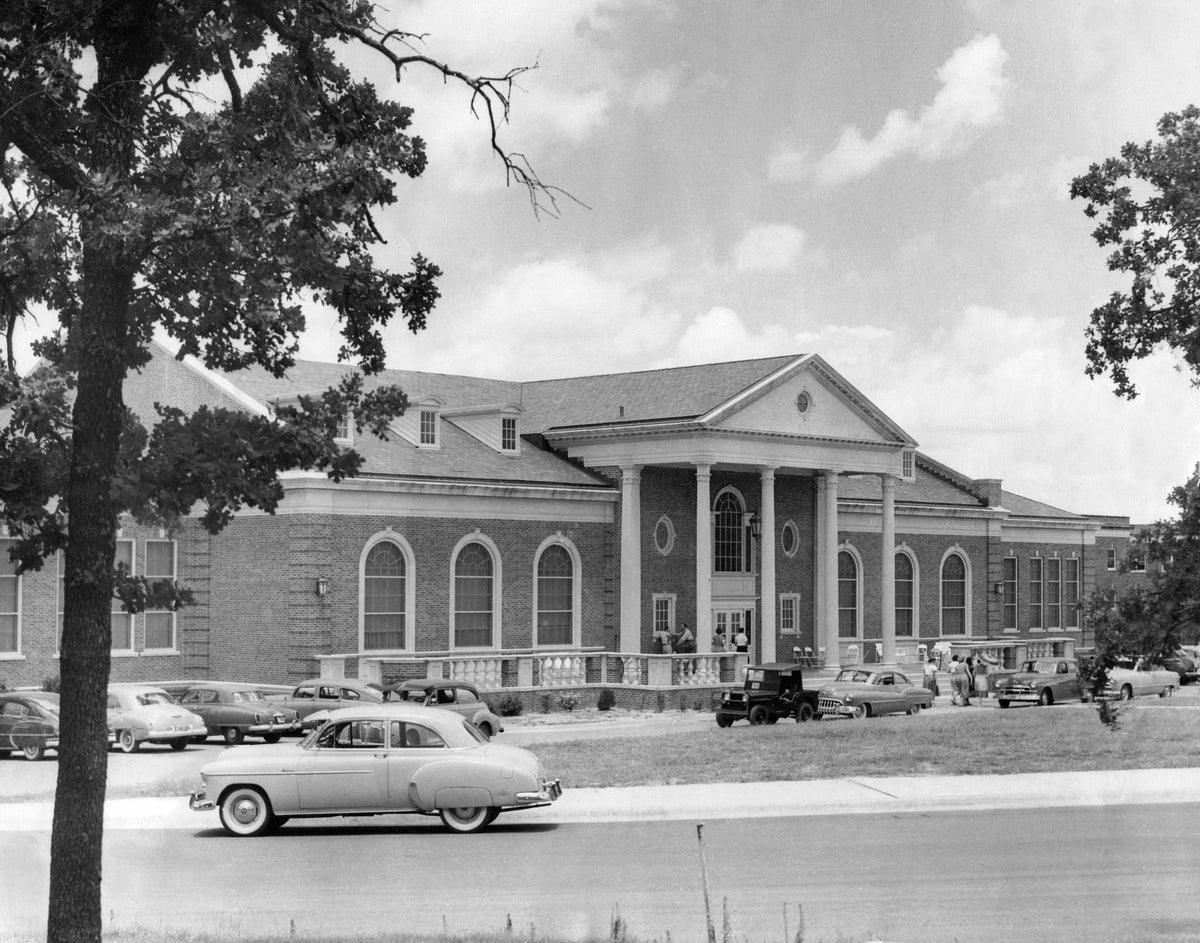 Moving day into Hubbard Hall for Texas State College for Women (later Texas Woman’s University) students, 1950. Hubbard Hall was originally used as the university’s dining hall. At the time of publication it is home to the Texas Women’s Hall of Fame exhibit, and the Student Health Services and Department of Public Safety. Courtesy Texas Woman’s University / #UAP 13.11.3