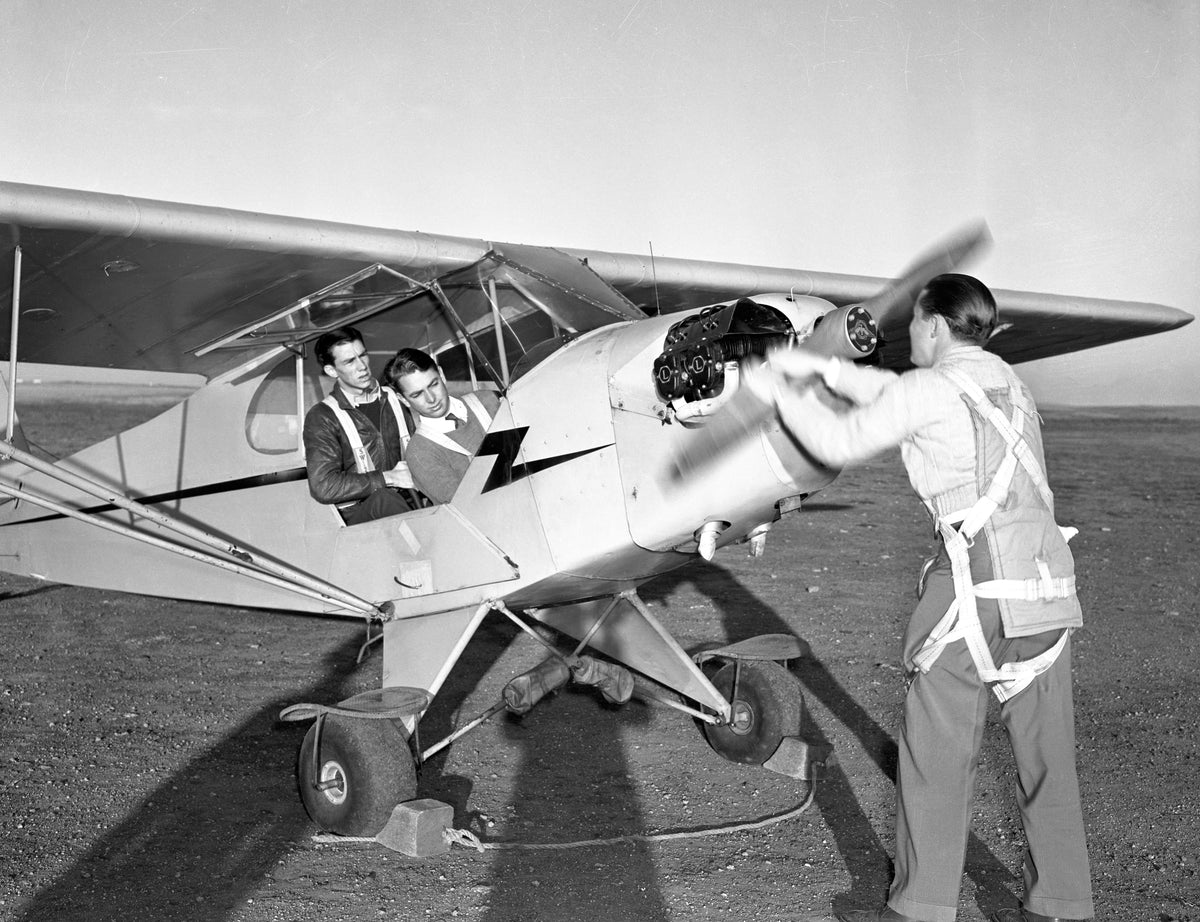 Students starting a plane as part of the flight school at North Texas State Teachers College in Denton, 1942. Courtesy University Photograph Collection (U0458), University of North Texas Special Collections / #UNTA_U0458-102-966-02