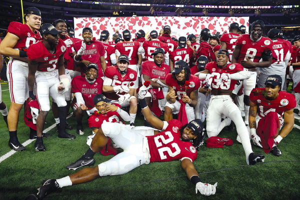 With senior running back Najee Harris front and center, the Crimson Tide basked in the thornless glory of its 31-14 victory over Notre Dame in the Rose Bowl. Although the shirts boldly proclaimed Alabama as “CHAMPS,” the Tide couldn’t be the one true champion until 10 days later in Miami Gardens, Florida, where an even bigger celebration awaited. KEVIN JAIRAJ/USA TODAY SPORTS