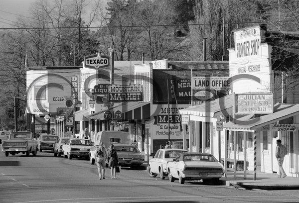 Fall 1970 meant Julian Apple Days, when 50,000 urban dwellers drove east to take in apple cider, apple pie, parades, pancake breakfasts, and entertainment to celebrate the 100th anniversary of the gold rush town. San Diego History Center, Union-Tribune Collection (#UT86:i9141-22)