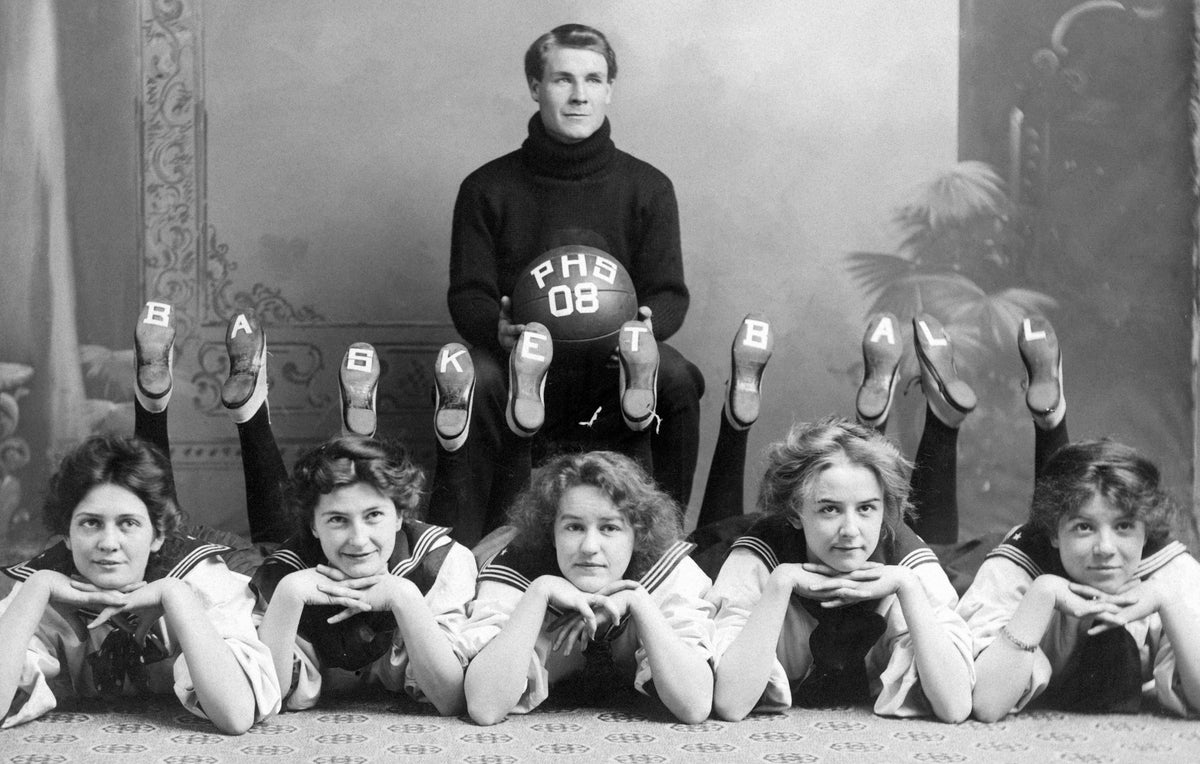 Pendleton High School basketball team, 1908. Courtesy Wayne Low Collection
