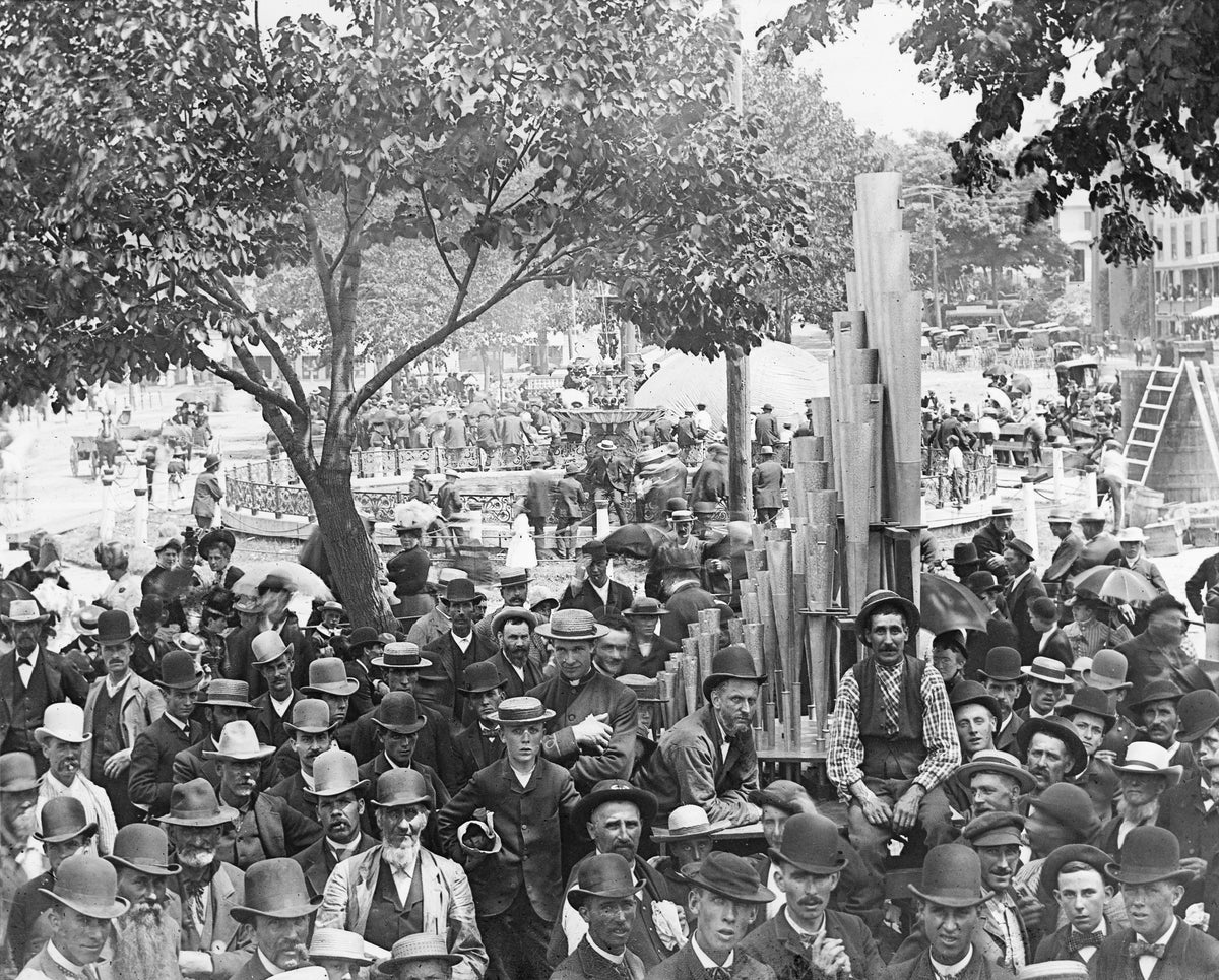 Fourth of July celebratory crowd, 1887. Courtesy Jefferson County Historical Society / #96.03.010