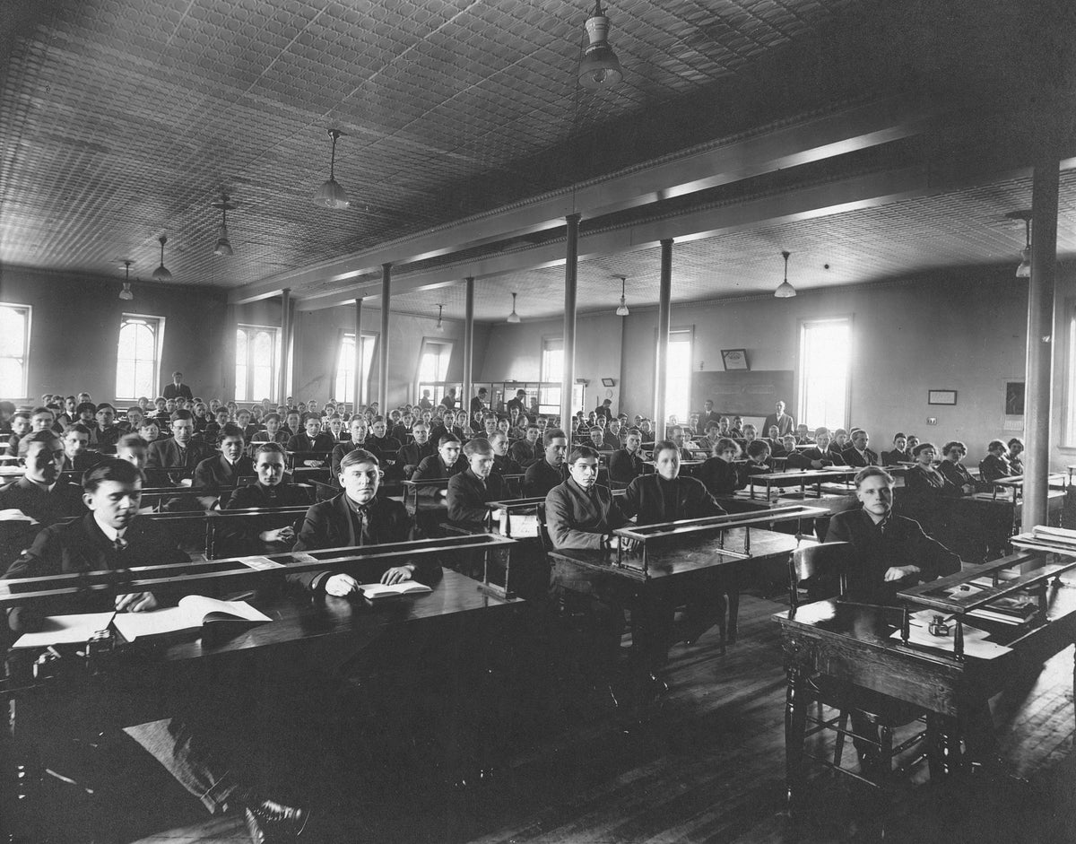 Winona Business College classroom, 101 East Second Street, circa 1914. Courtesy Winona County Historical Society