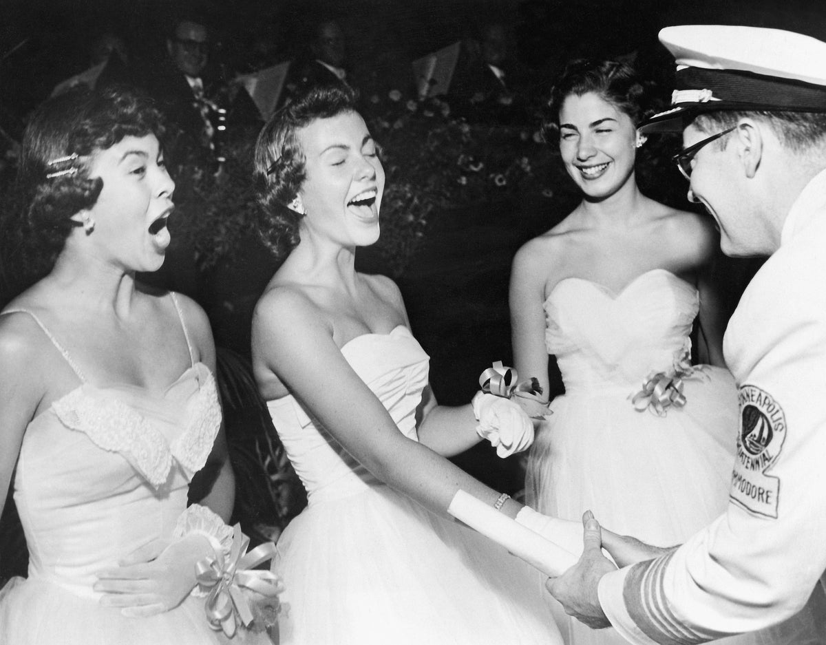 The Commodore of the Minneapolis Aquatennial with the Superior Winter Frolic’s Queen candidates, 1950. Courtesy Douglas County Historical Society, Superior, Wisconsin