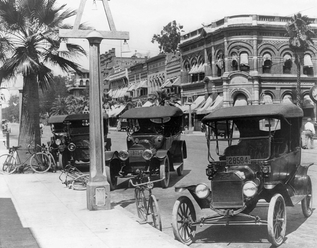 Automobiles and bicycles parked along Riverside Avenue, 1915. Courtesy Library of Congress / #2011660902