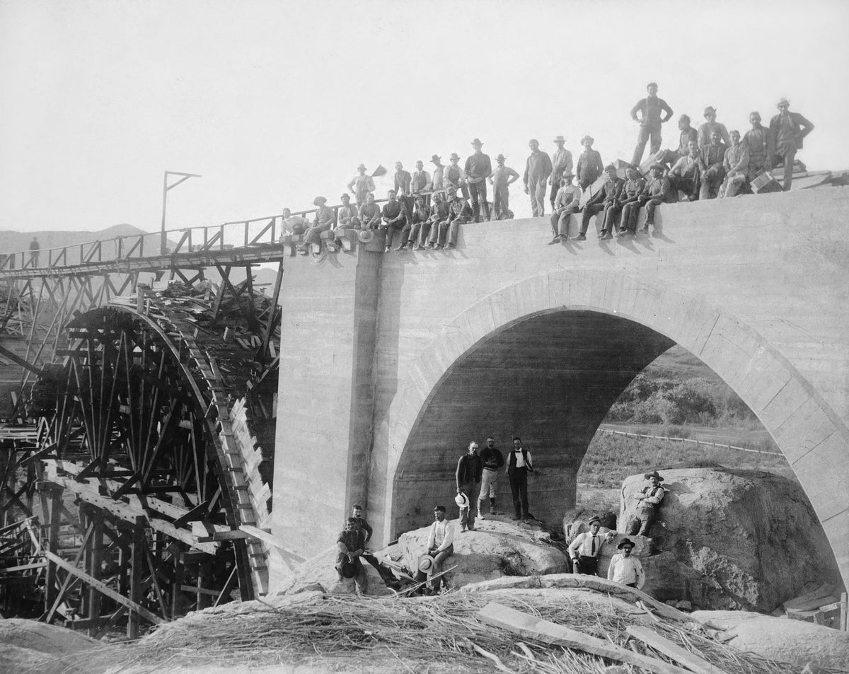 Construction of the Union Pacific Railroad Bridge (also known as the Santa Ana River Viaduct), west of Riverside, 1903–1904. When built, at 1,000 feet long and 50 feet high, it was the largest concrete bridge in the world. Courtesy Library of Congress / #ca1679