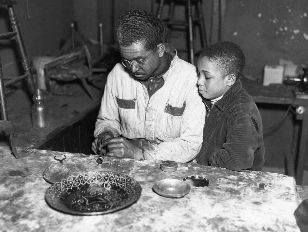 Alvin Malcom (left) and Preston Harris at the Playhouse Settlement, which later became Karamu House, February 1937. Courtesy Cleveland Public Library/Photograph Collection/#SCL015820
