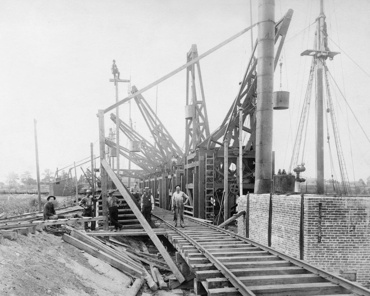 Unloading ore at the Cleveland docks, circa 1890. Courtesy Cleveland Public Library/Photograph Collection/#CP02438