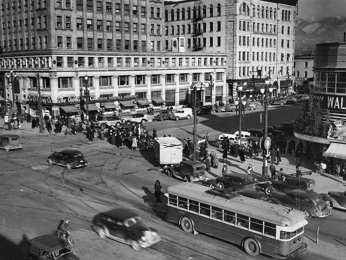 Pedestrians walk across the northwest corner of 200 South and Main Street in 1937. The Salt Lake Tribune