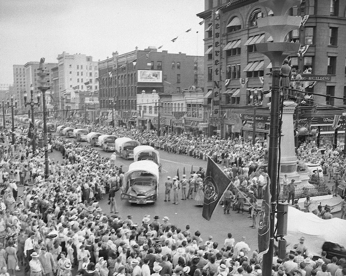 Huge crowds gather to watch the Days of '47 Parade on July 24, 1947, as cars decorated like covered wagons make their way along Main Street. Courtesy The Salt Lake Tribune